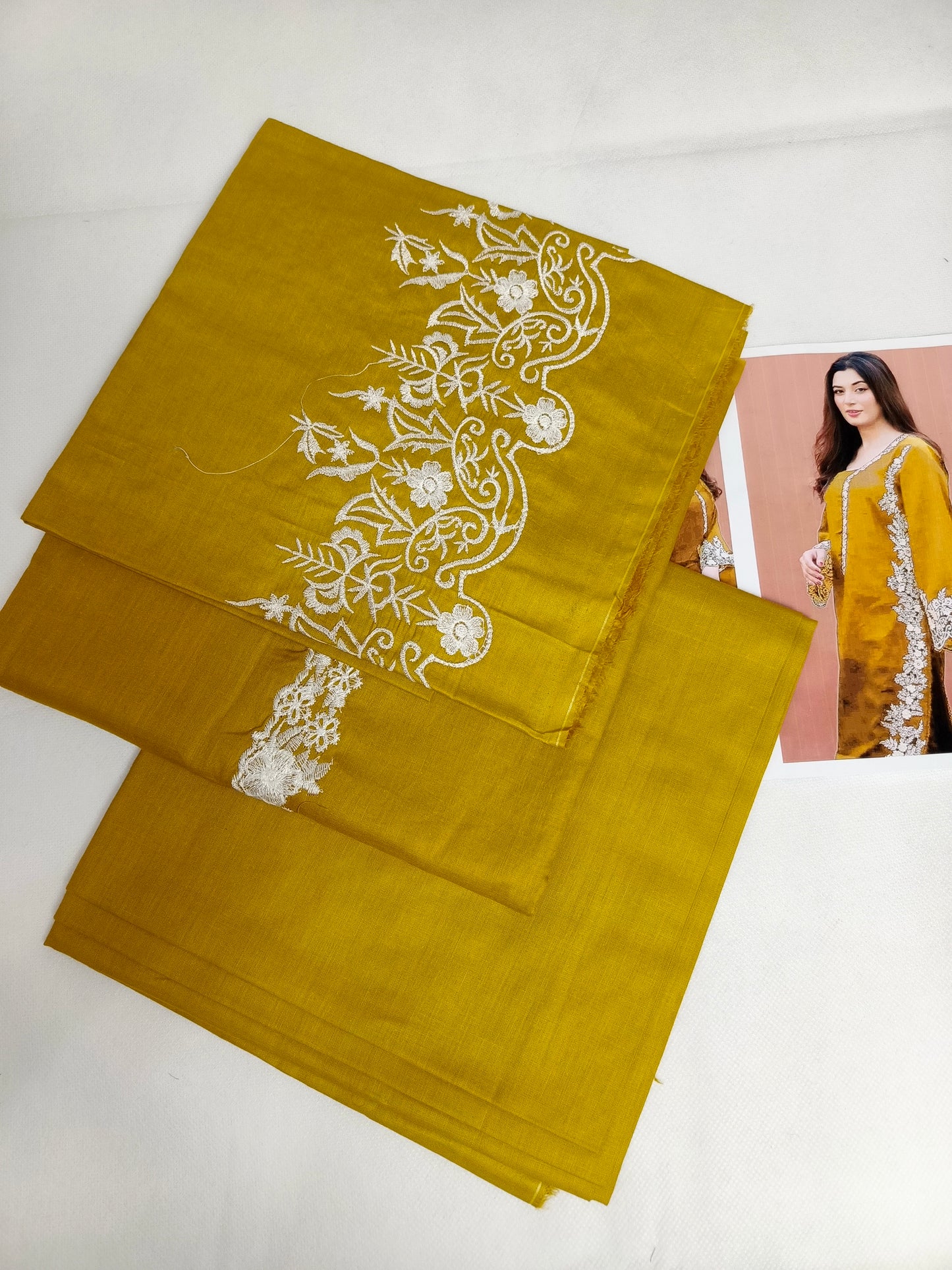 Unstitched - Lawn 2pc Embroidered Suit