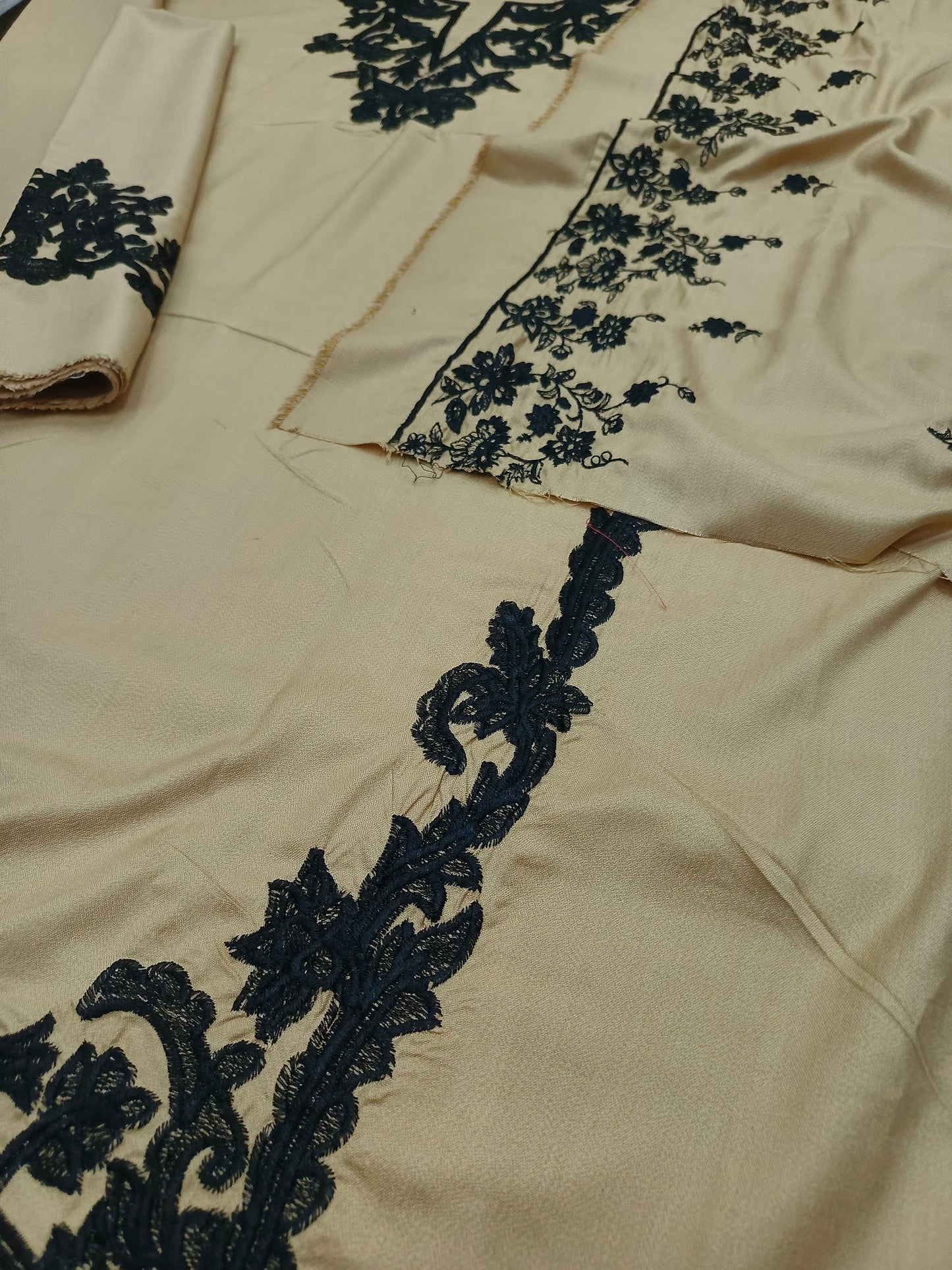 Beige Bloom – Embroidered Dhanak Suit with Shawl