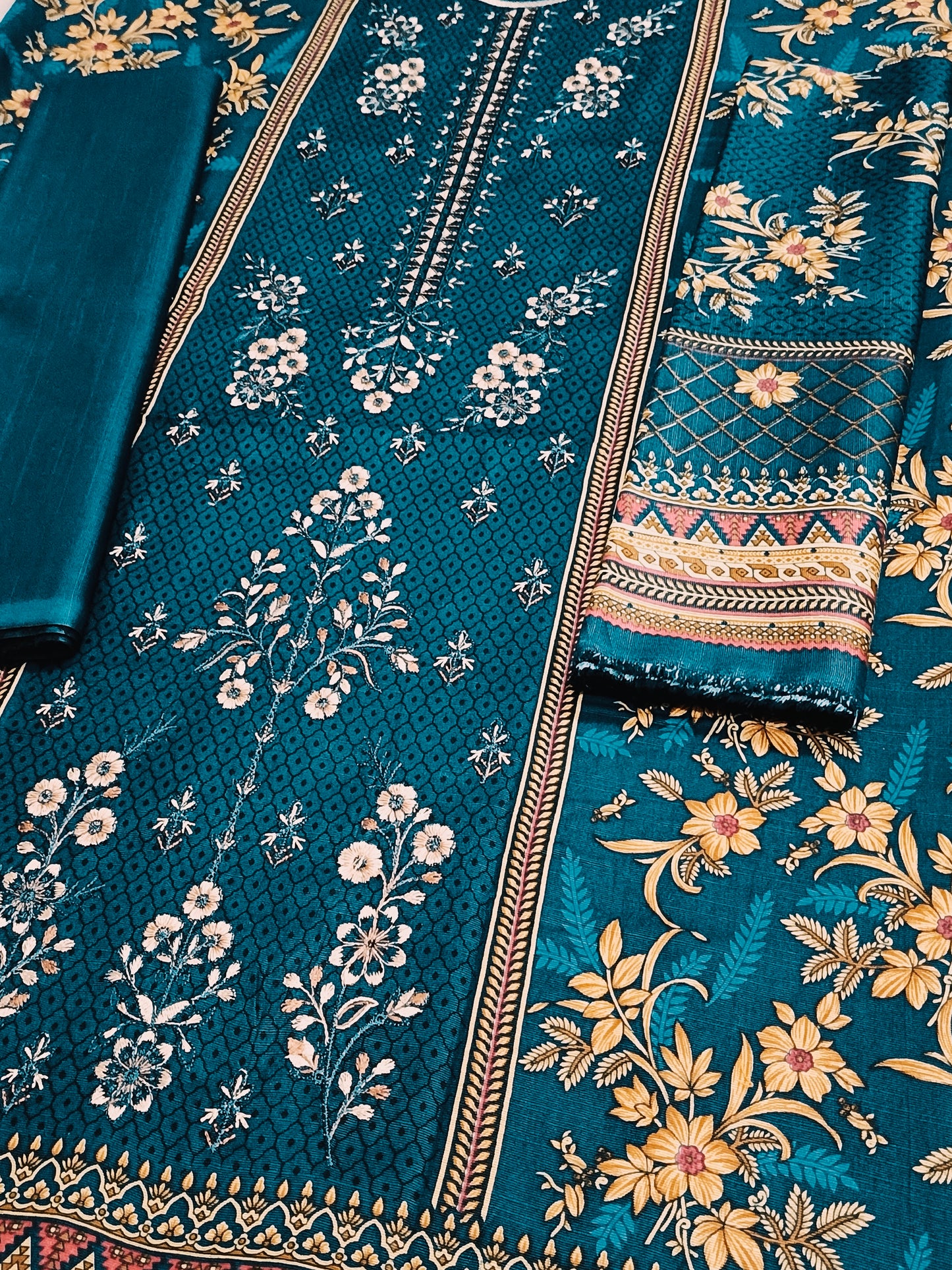 Unstitched - Khaddar 3pc Embroidered Suit