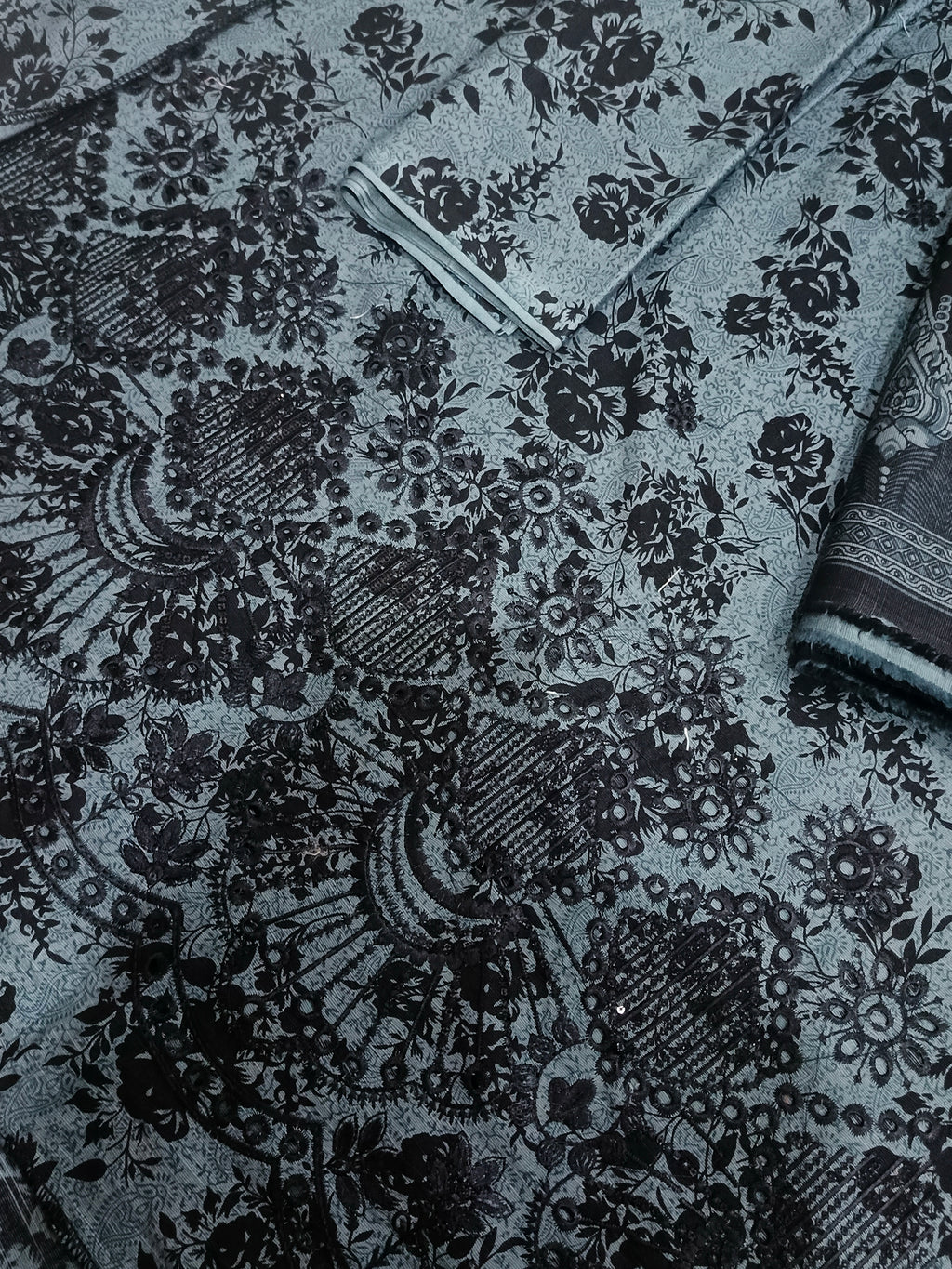 Unstitched - Khaddar 3pc Embroidered Suit