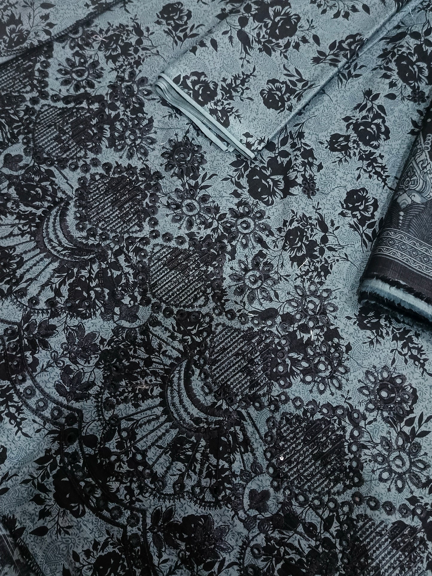 Unstitched - Khaddar 3pc Embroidered Suit