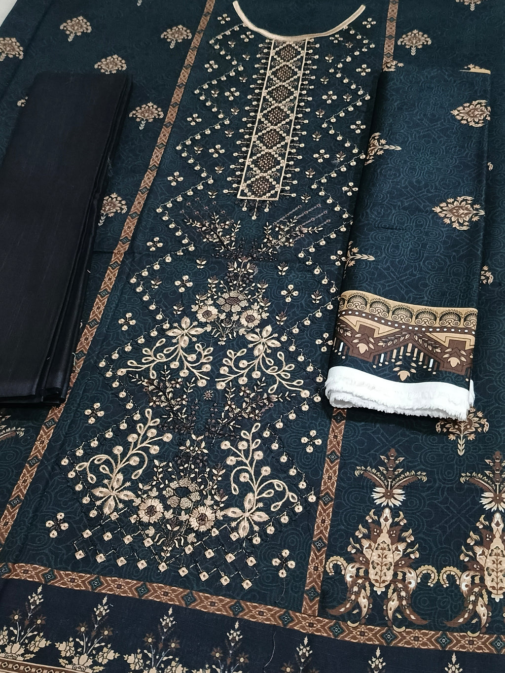 Unstitched - Khaddar 3pc Embroidered Suit