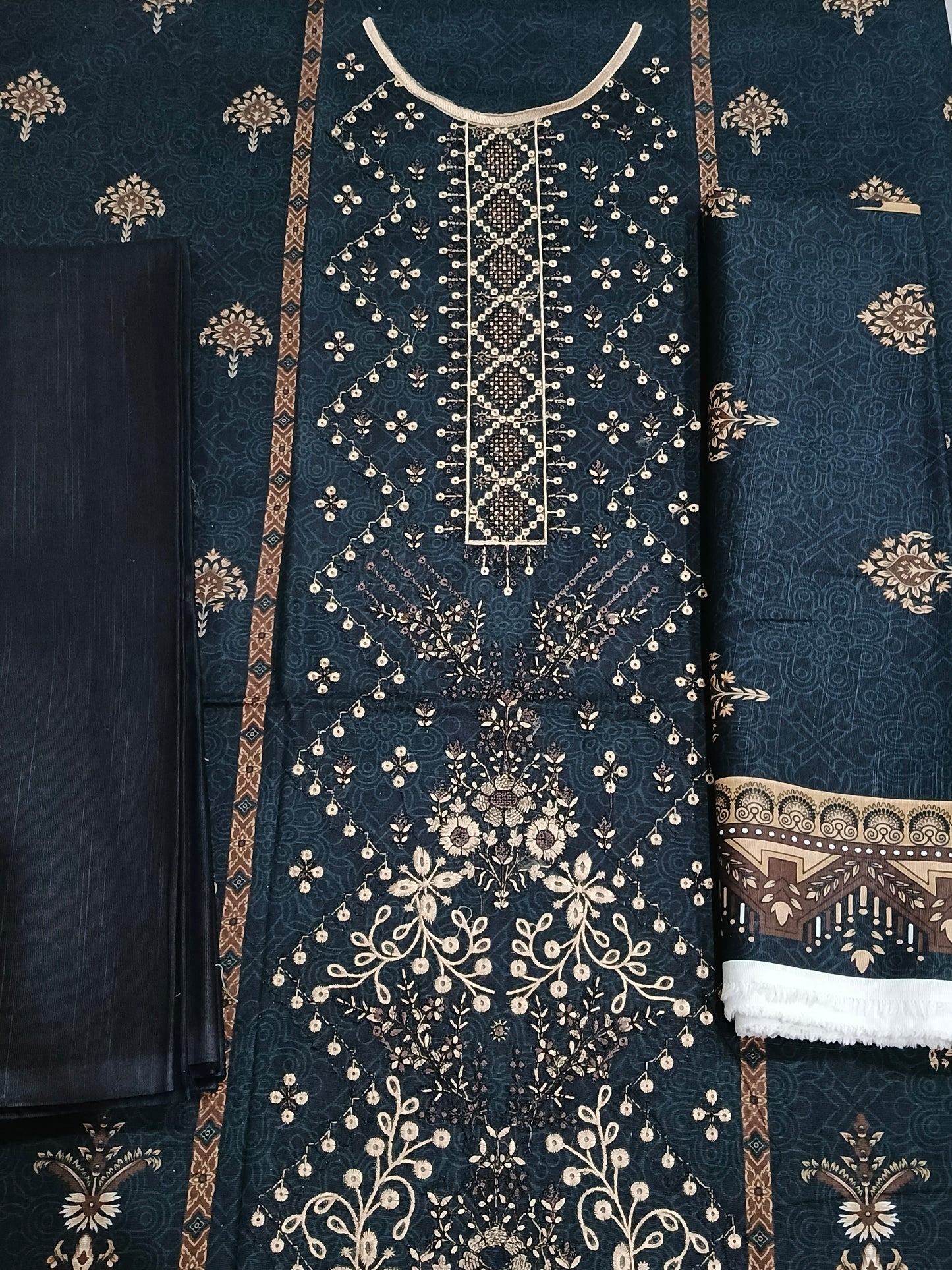 Unstitched - Khaddar 3pc Embroidered Suit