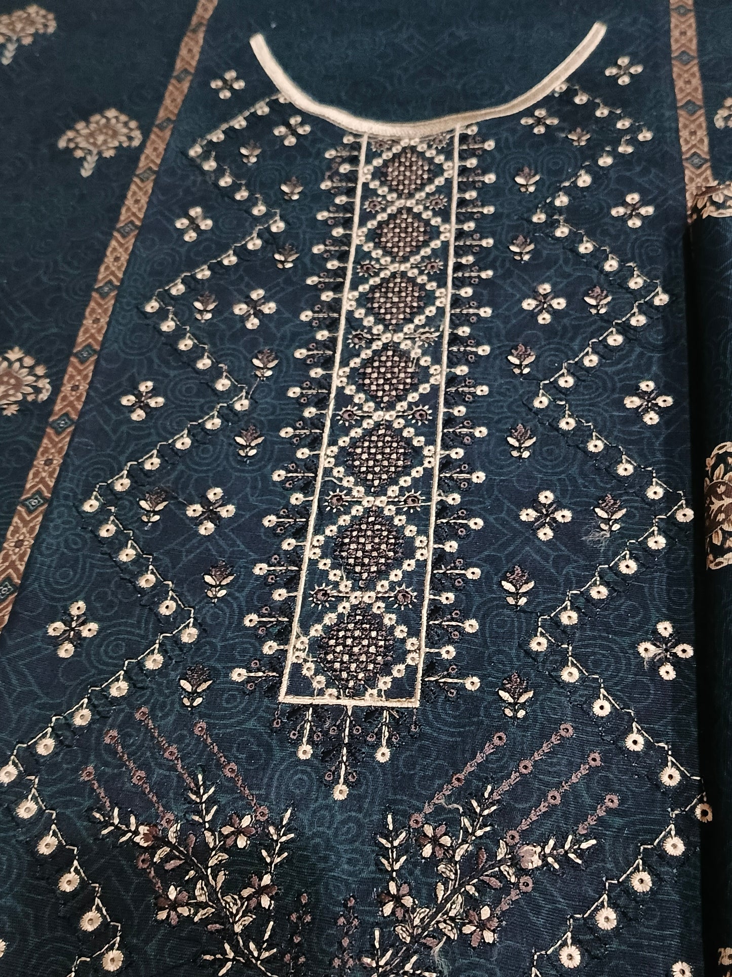 Unstitched - Khaddar 3pc Embroidered Suit