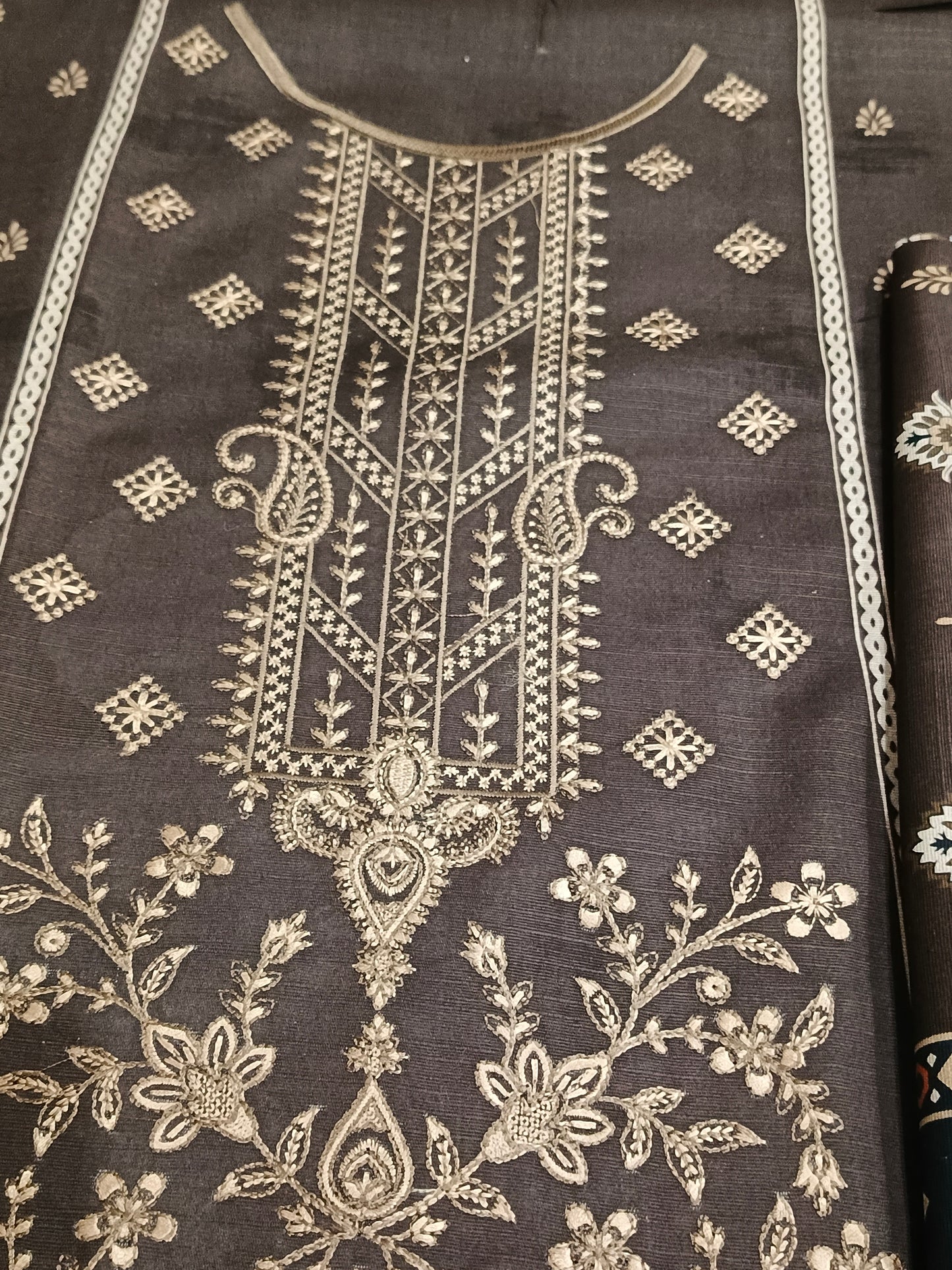 Unstitched - Khaddar 3pc Embroidered Suit