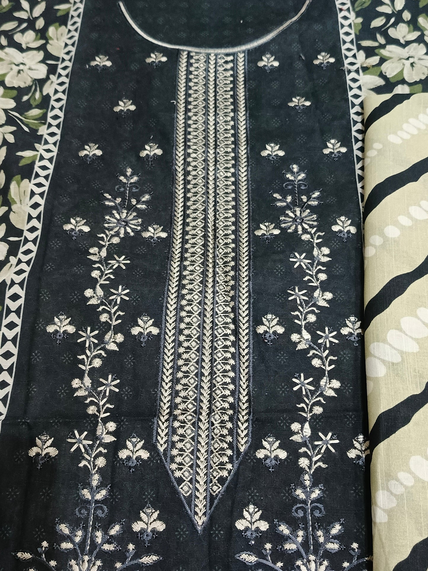 Unstitched - Khaddar 3pc Embroidered Suit