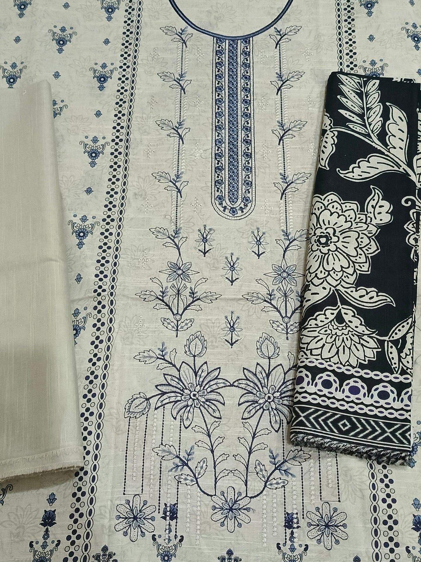Unstitched - Khaddar 3pc Embroidered Suit