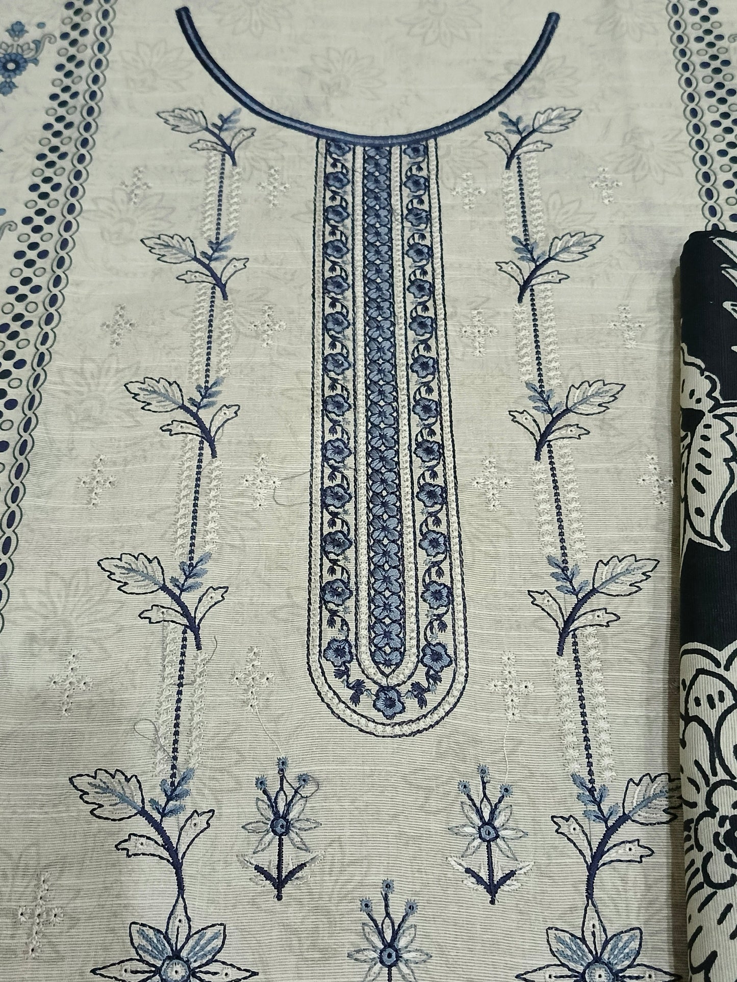 Unstitched - Khaddar 3pc Embroidered Suit