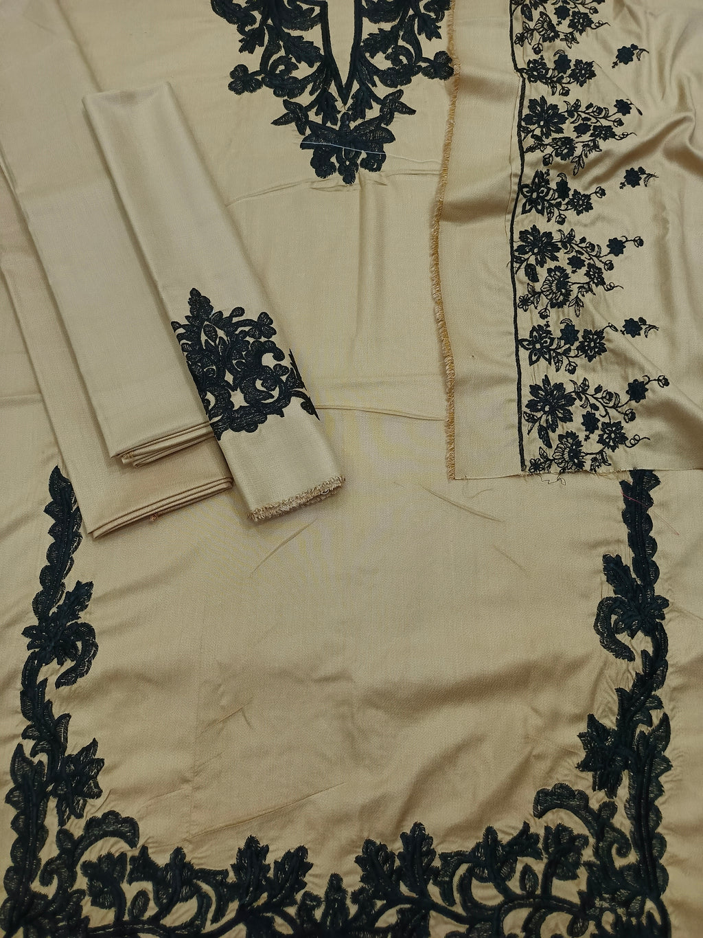 Beige Bloom – Embroidered Dhanak Suit with Shawl